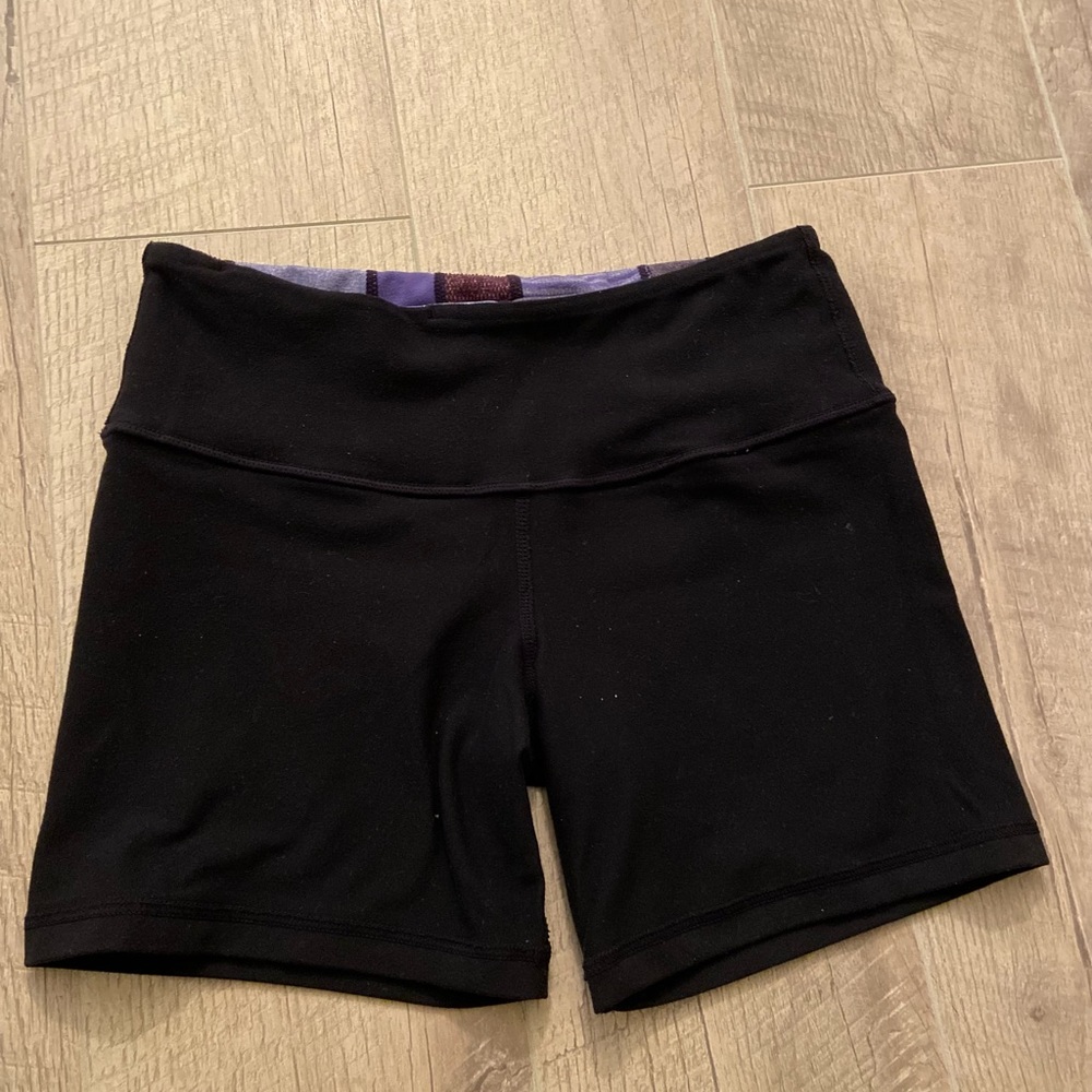 Lululemon Reverse Groove Short, Size 4 - Picture 7 of 9